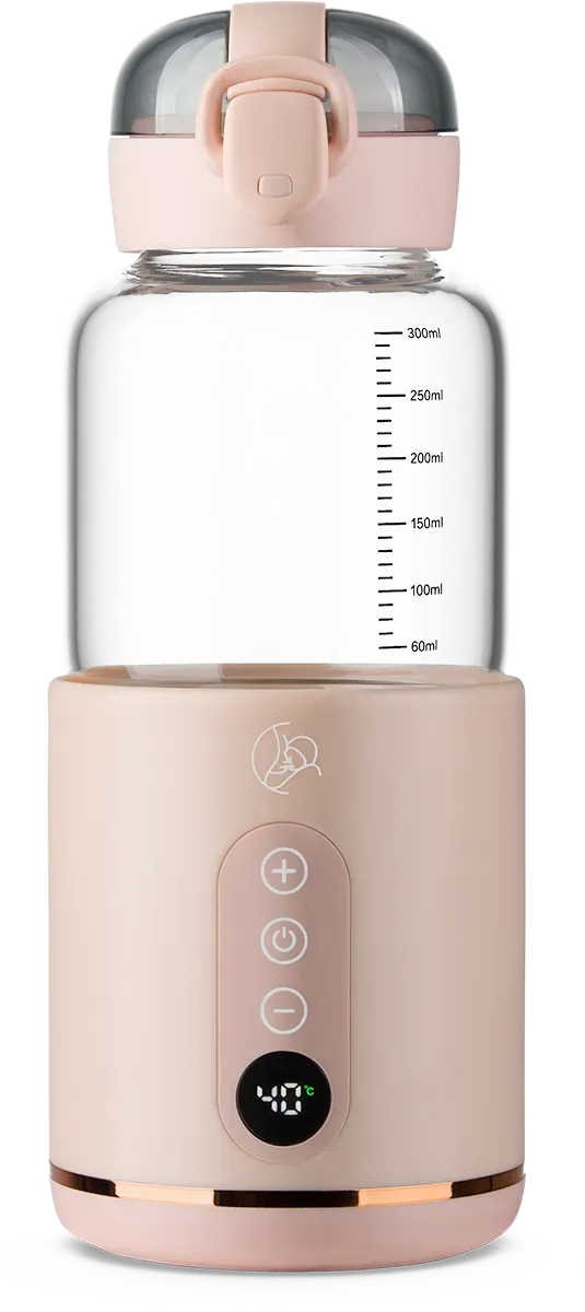 Butelka na wodę w kolorze różowego złota ze szklanym korpusem.