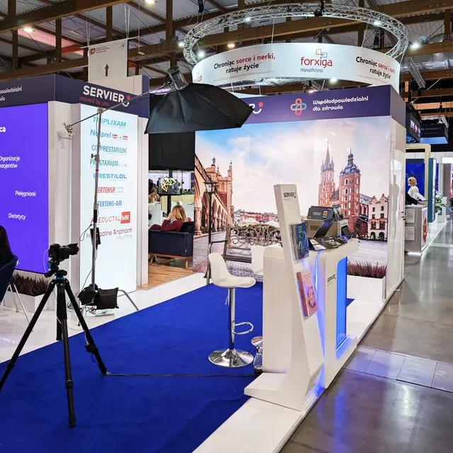 Mobilne studio z aparatem i oświetleniem na stoisku targowym